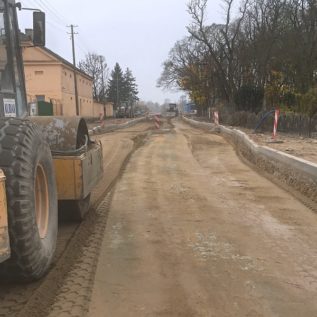 zagęszczanie przemieszanego materiału gruntowego walcem stalowym