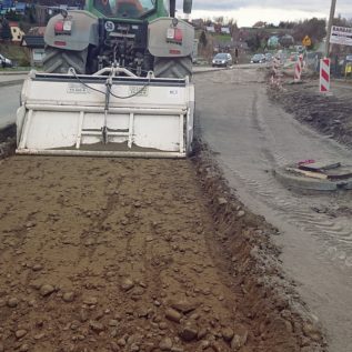 mieszanie gruntu z dodatkiem hydrofobowym przez recykler