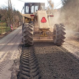 recykler mieszający materiał gruntowy z cementem i dodatkiem hydrofobowym