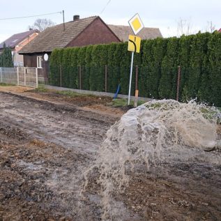 przelewanie podłoża gruntowego przed dozowaniem dodatków w procesie stabilizacji hydrofobowej gruntu