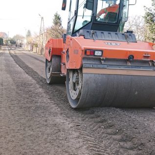 walec stalowy zagęszczający przemieszany materiał gruntowy