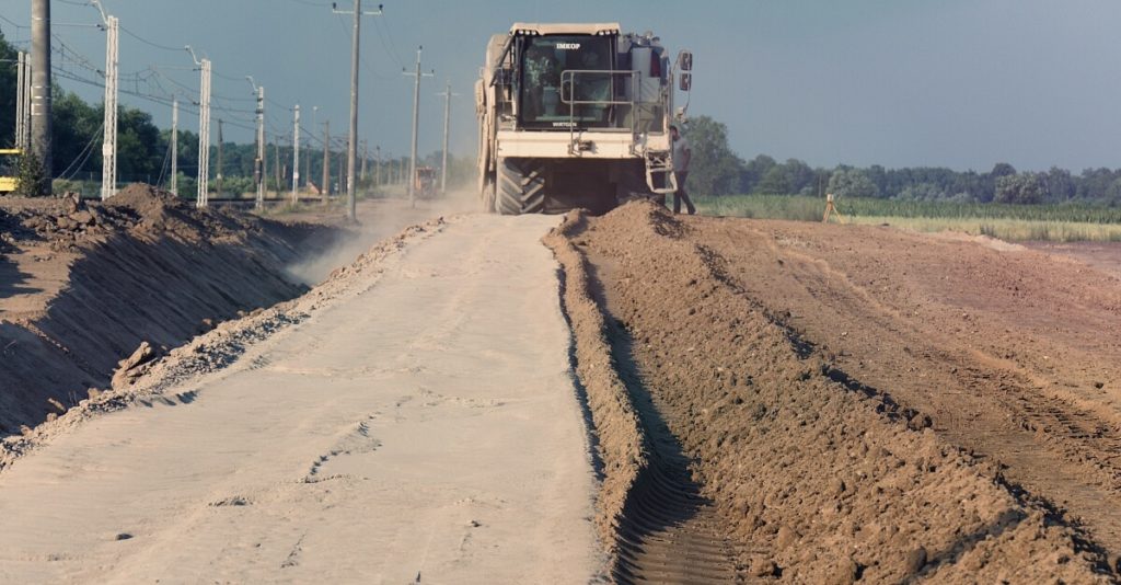 recykler mieszający materiał gruntowy z cementem i dodatkiem hydrofobowym w procesie stabilizacji chemicznej gruntu