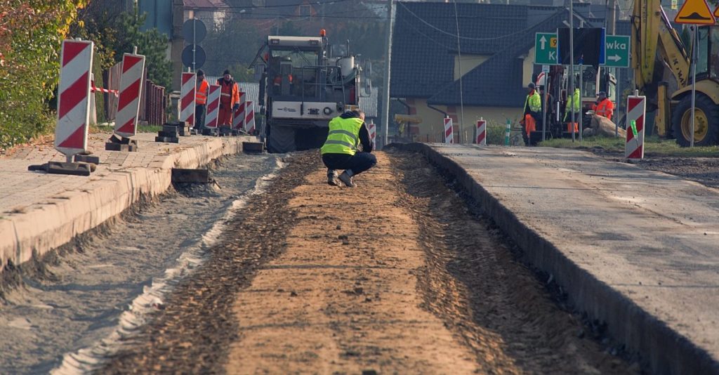 mieszanie gruntu z cementem i dodatkiem hydrofobowym w procesie stabilizacji gruntu