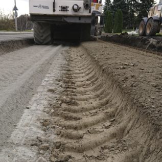 Praca recyklera z trudnym gruntem gliniastym. Bardzo dobra jakość mieszania dzięki zastosowaniu recyklera Wirtgen o dużej dynamice rotora.