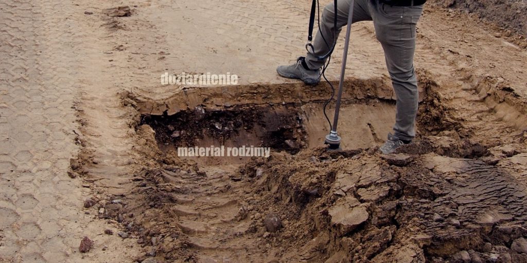 warstwa materiału doziarniającego rozłożonego na gruncie rodzimyn